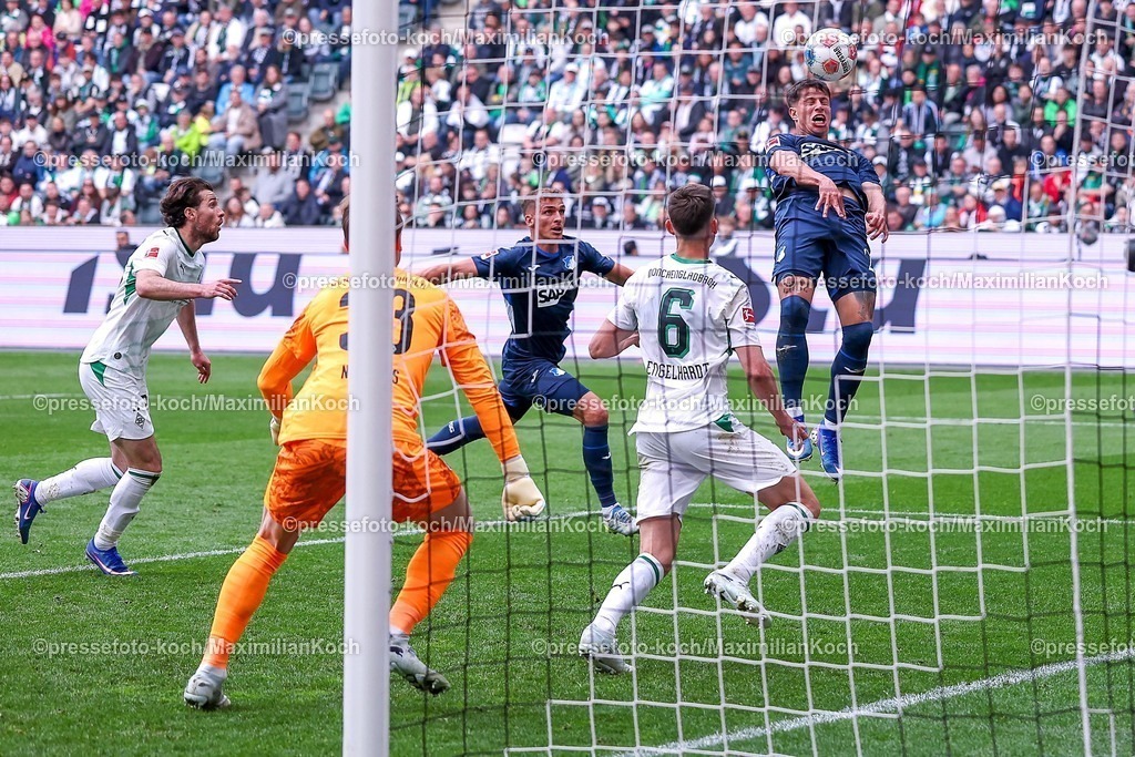 BMG16052601108 | 16.05.2026, Fußball, Borussia Mönchengladbach - TSG 1899 Hoffenheim, 1. Fußball Bundesliga, 34.Spieltag, Borussia-Park, Saison 2025 2026: Cole Campbell (TSG Hoffenheim #20) verschießt per Kopfball eine Torchance im Strafraum neben Yannik Engelhardt&nbsp;(Borussia Mönchengladbach #06) Torwart Moritz Nicolas&nbsp;(Borussia Mönchengladbach #33)  DFB regulations prohibit any use of photographs as image sequences and or quasi-video.