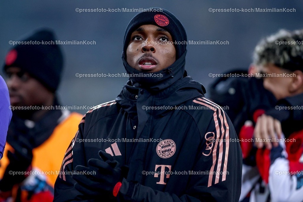 BMG11012502327 | 11.01.2025, Fußball, Borussia Mönchengladbach - FC Bayern München, 1. Fußball Bundesliga, Borussia-Park, Saison 2024 2025: Mathys Tel (Bayern #39)DFB regulations prohibit any use of photographs as image sequences and or quasi-video.