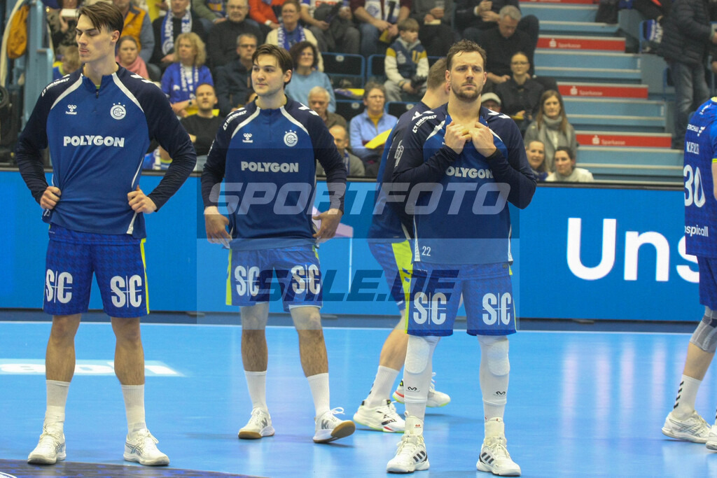 VfL Gummersbach Saison 25/26 - © Sportfoto-Sale (MK) | V. l.: Miro Schluroff, Ludvig Hallbäck, Kentin Mahé - VfL Gummersbach Saison 25/26 - © Sportfoto-Sale (MK) - Realisiert mit Pictrs.com