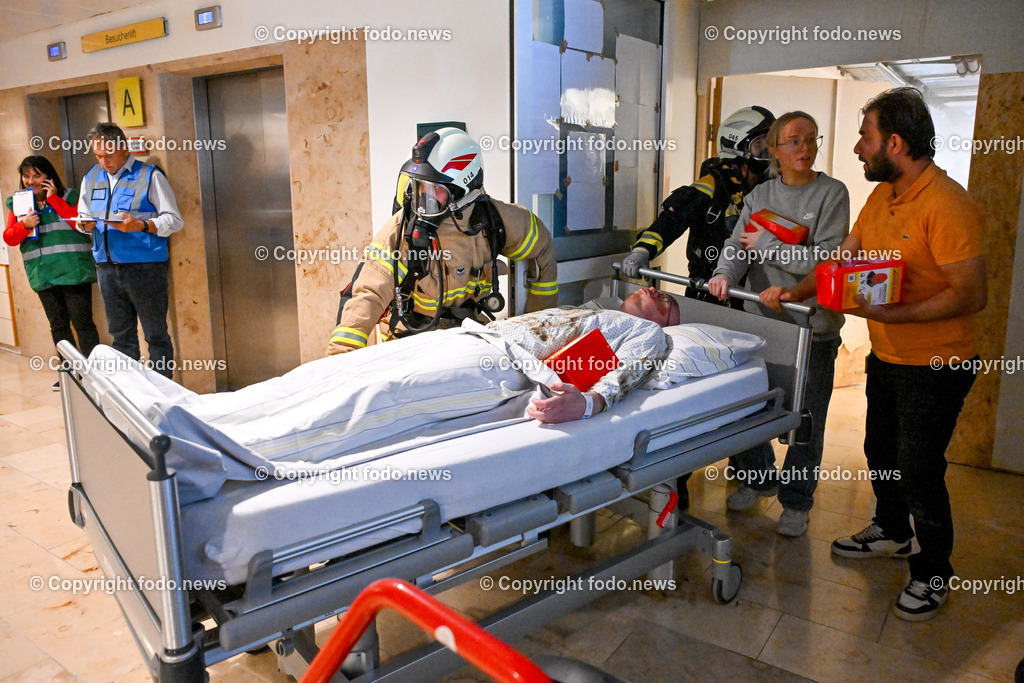 Krankenhaus der Barmherzigen Brueder_ Katastrophenuebung_ 12.06.2024-16 | 12.06.2024, Linz, AUT, Krankenhaus der Barmherzigen Brueder, Katastrophenuebung, im Bild Einsatzkraefte, Rettung der Patienten und Besucher, Feuerwehr, Aerzte, Personal