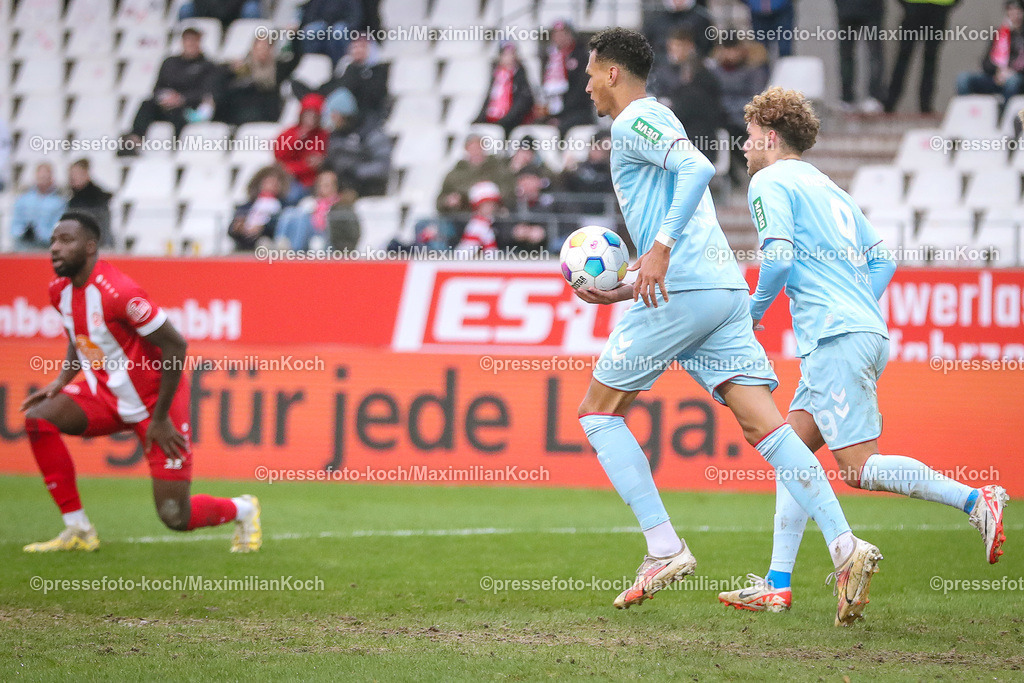 RWE06012401028 | 06.01.2024, Essen, Fußball, Herren, Stadion an der Hafenstraße, Testspiel, Rot-Weiss Essen – 1. FC Köln:  Torschütze Davie Selke (1.FC Köln) trifft zum 1:2. 
DFB regulations prohibit any use of photographs as image sequences and or quasi-video.
