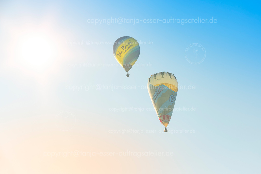 Anlässlich der Warsteiner Internationalen Montgolfiade steigt eine große Eistüte in den Himmel | Start der Heißluftballone in Oeventrop/Arnsberg im Morgennebel. Die Warsteiner Internationale Montgolfiade ist der Veranstalter.