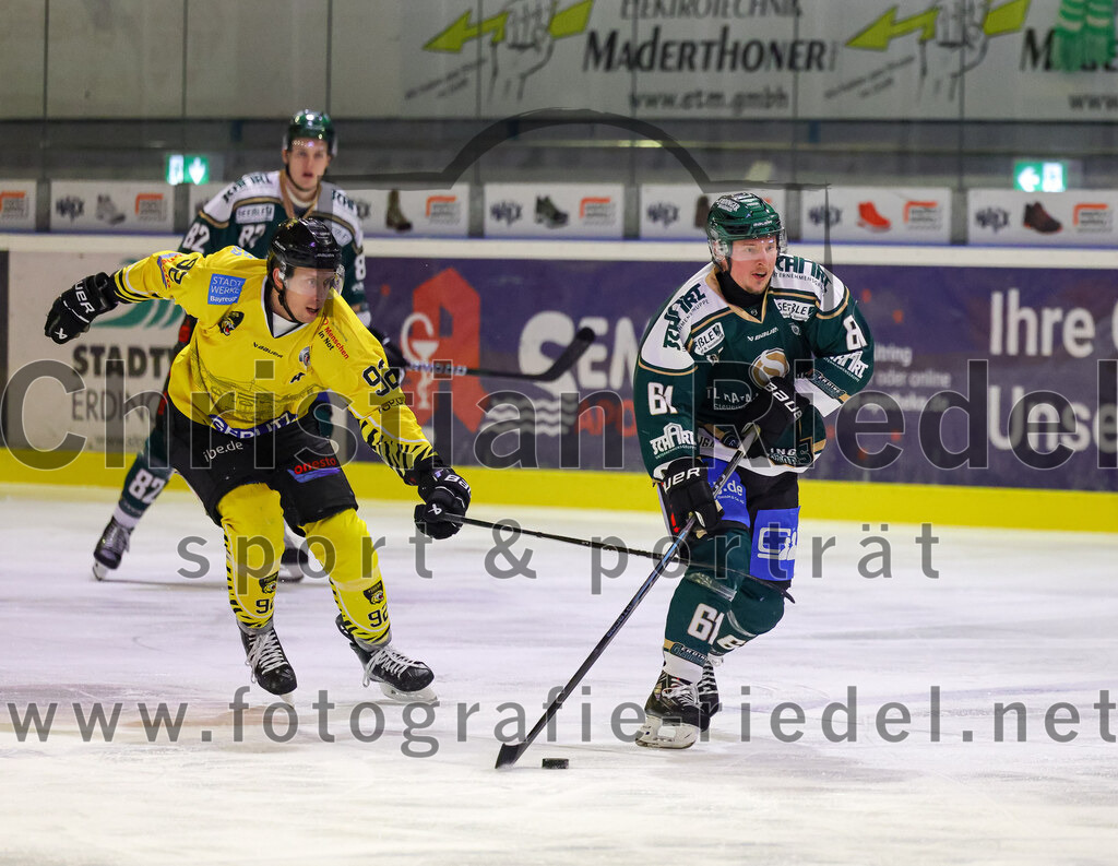 2025-12-28_129_TSV_Erding_gegen_onesto_Tigers_Bayreuth | Erding, Deutschland, 28.12.2025:Eishockey, Oberliga Süd 2025 / 2026, 31. Spieltag, TSV Erding gegen onesto Tigers Bayreuth, Endergebnis: 6:5 n.V.Dominik Piskor (onesto Tigers Bayreuth, #92), Dennis Miller (Erding Gladiators, #61)Foto: Christian Riedel / fotografie-riedel.net