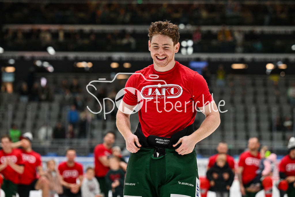 Augsburger Panther - Schwenninger Wild Wings | AUGSBURG, DEUTSCHLAND - 2. NOVEMBER: Die Spieler der Panther feier zusammen mit den Zuschauern den Heimsieg gegen Schwenningen nach dem Ligaspiel zwischen den Augsburger Panthern und den Schwenninger Wild Wings am 17. Spieltag der Penny DEL im Curt Frenzel Stadion am 02.11.2025 /  Kyle MAYHEW (Augsburger Panther 27)
