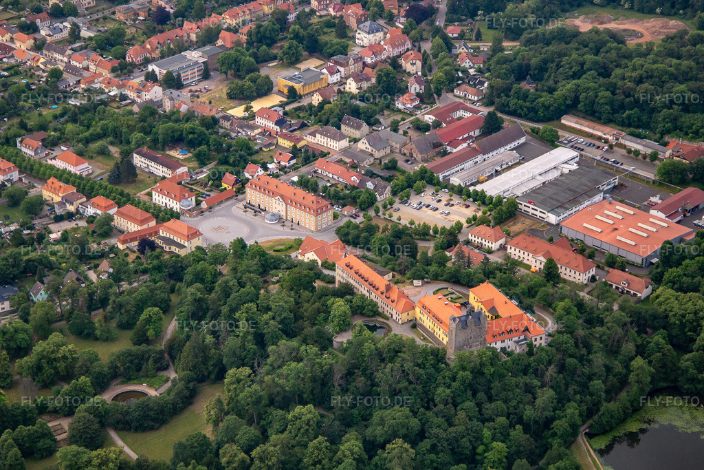 Luftbild: Schloss und Schlosspark Ballenstedt e.V. in Ballenstedt im Bundesland Sachsen-Anhalt in Deutschland. – Foto: IMG_136380.jpg vom 16.06.2023 durch Werner Riehm/FLY-FOTO.de – Auflösung des Originals: 5161 x 3441 px – Ballenstedt