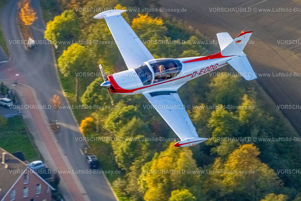 Hamm221006438marchetti_Thorsten_Wesselmann | Luftbild, Flugzeug in der Luft, Flugzeug D-EODG, Aircraft D-EODG, SIAI-Marchetti SF-260, einmotoriges Leichtflugzeug, Heessen, Hamm, Ruhrgebiet, Nordrhein-Westfalen, Deutschland