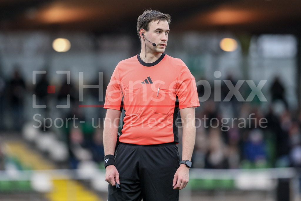 Fussball, Regionalliga Nord, SV Werder Bremen II - BSV Kickers Emden | v.li.: Schiedsrichter Dominik Kopmann Portrait, Nahaufnahme, Einzelfoto, Einzelbild