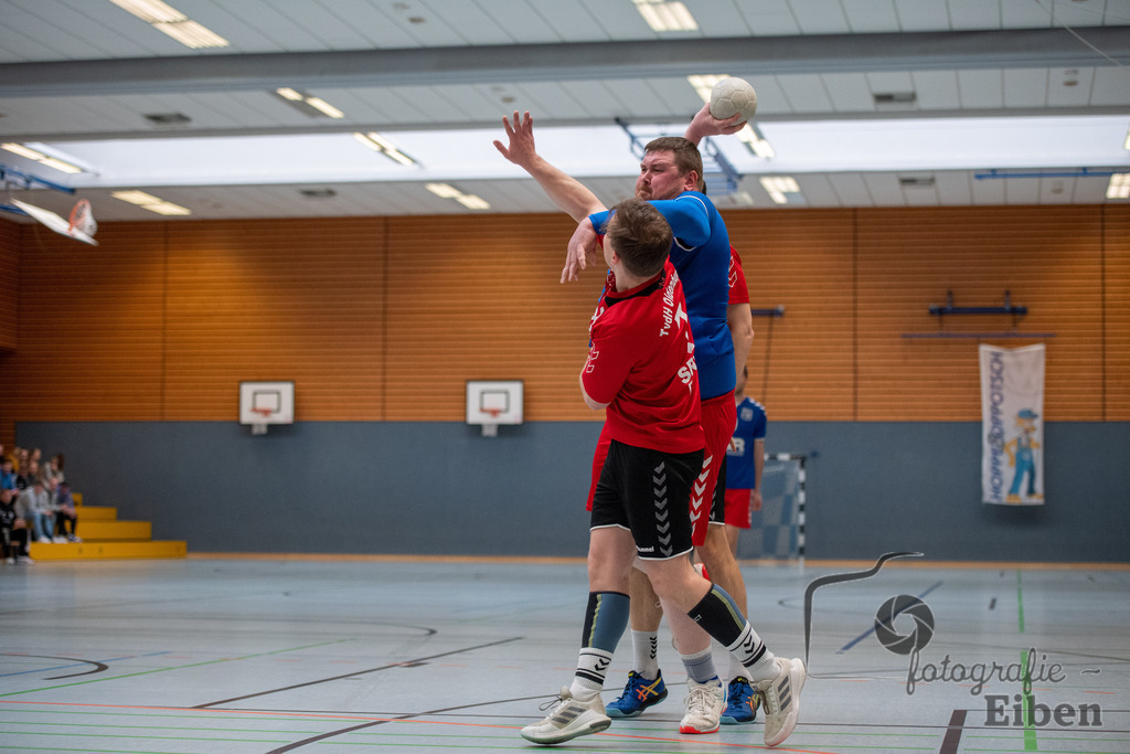 VfL Rastede-TvdH Oldenburg 2 | Landesliga Männer ;VfL Rastede (blau)-TvdH Oldenburg 2 (rot) am 15.04.2023 in Rastede (Mehrzweckhalle Feldbreite), Deutschland, Photo: Philip Eiben 2023 - Realisiert mit Pictrs.com