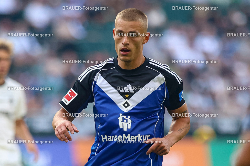 Borussia Mönchengladbach vs Hamburger SV - Bundesliga  | Mönchengladbach, Deutschland, 24.08.25:   Miro Muheim (Hamburger SV) schaut waehrend des Spiels der Bundesliga zwischen Borussia Mönchengladbach vs Hamburger SV im Stadion im Borussia Park(Foto von Brauer-Fotoagentur / Adrian Schlueter)