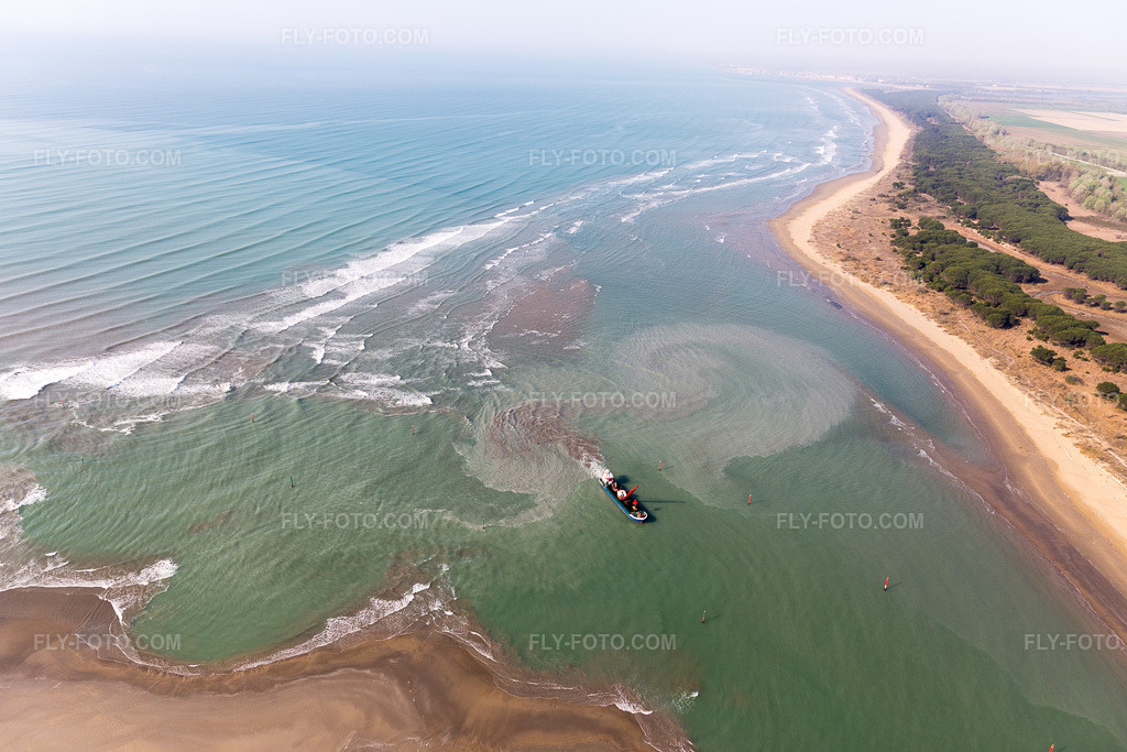 Aerial view: View of the town in Bibione Pineda in the state Veneto, Italy. – Photo: IMG_097998.jpg taken on 04/03/2017 by Werner Riehm/FLY-FOTO.com – Resolution of the original: 5472 x 3648 px