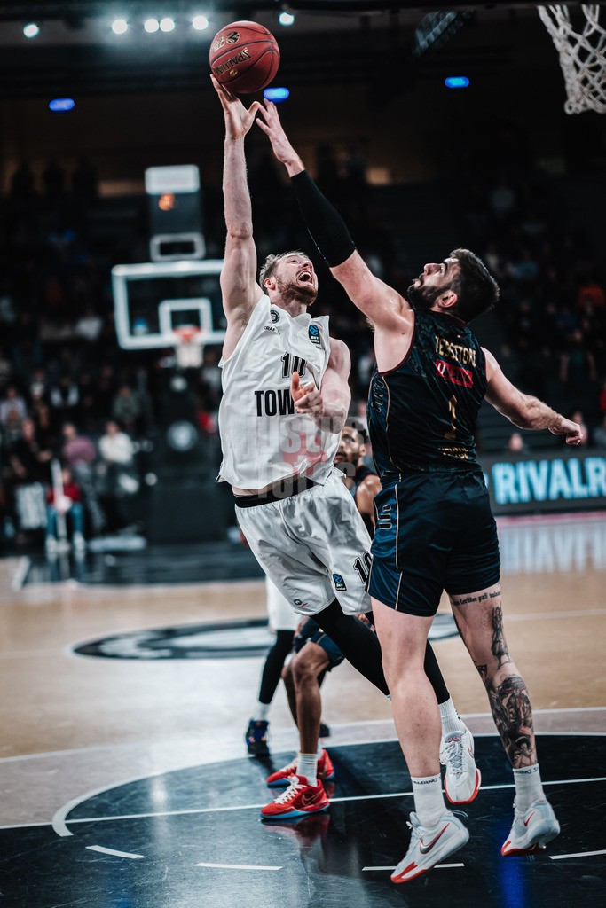 Basketball | Männer | Saison 2023/2024 | BKT EuroCup | Veolia Towers Hamburg vs. Umana Reyer Venice | 06.02.2024 | Aleksander Dziewa (#10, Veolia Towers Hamburg) will vorbei an Amadeo Tessitori (#1, Umana Reyer Venice)
