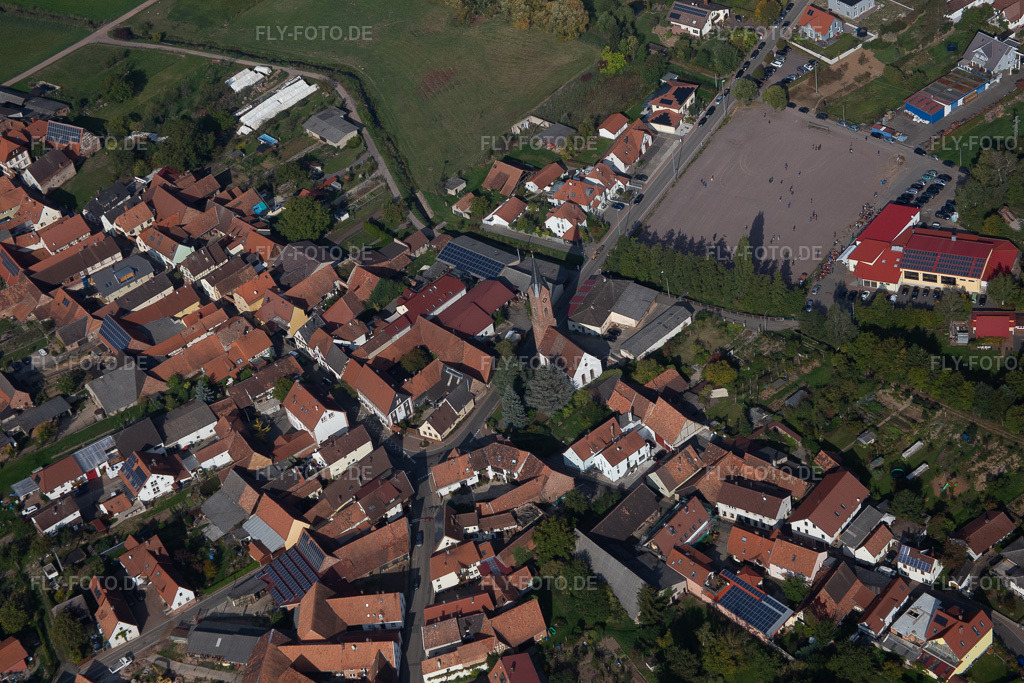 Luftbild: Fussballspiel auf dem Hartplatz des TSG Godramstein und Dorfzentrum mit Prot. Kirche im Ortsteil Kapellen in Kapellen-Drusweiler im Bundesland Rheinland-Pfalz in Deutschland. Foto: IMG_084501.jpg vom 03.10.2015 durch Werner Riehm/FLY-FOTO.de