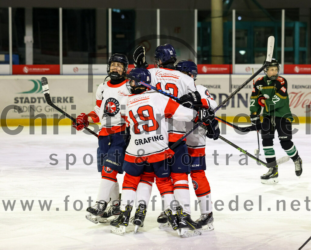 2022-12-04_065_TSV_Erding_gegen_EHC_Klostersee | Erding, Deutschland, 04.12.2022:
Eishockey, Bayernliga U17 2022 / 2023, 11. Spieltag, TSV Erding gegen EHC Klostersee, Endergebnis: 3:5

Joshua Violini (EHC Klostersee, #19), Gabriel Dobis (EHC Klostersee, #12)

Foto: Christian Riedel / fotografie-riedel.net