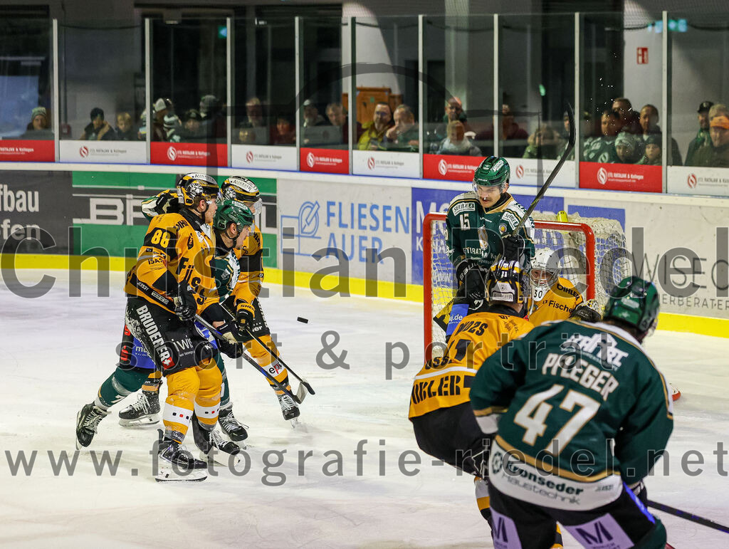 2025-11-02_095_TSV_Erding_gegen_EV_Fuessen | Erding, Deutschland, 02.11.2025:Eishockey, Oberliga Süd 2025 / 2026, 15. Spieltag, TSV Erding gegen EV Füssen, Endergebnis: 2:6Matyas Stransky (EV Füssen, #88), Louis Trattner (Erding Gladiators, #7), Elias Maier (Erding Gladiators, #15), Torwart Timotej Pancur (EV Füssen, #30)Foto: Christian Riedel / fotografie-riedel.net