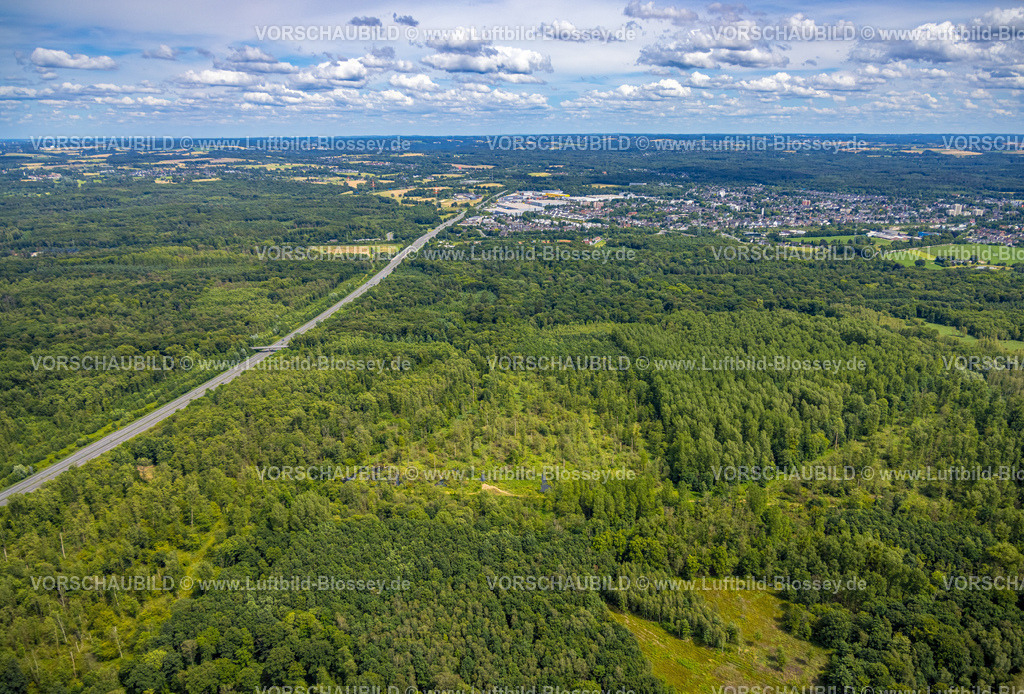 Duisburg240703450-Sued | Luftbild, Duisburg-Süd, Waldgebiet um den Dickelsbach, Autobahn A524, Fernsicht und blauer Himmel mit Wolken, Angermund, Düsseldorf, Ruhrgebiet, Nordrhein-Westfalen, Deutschland
