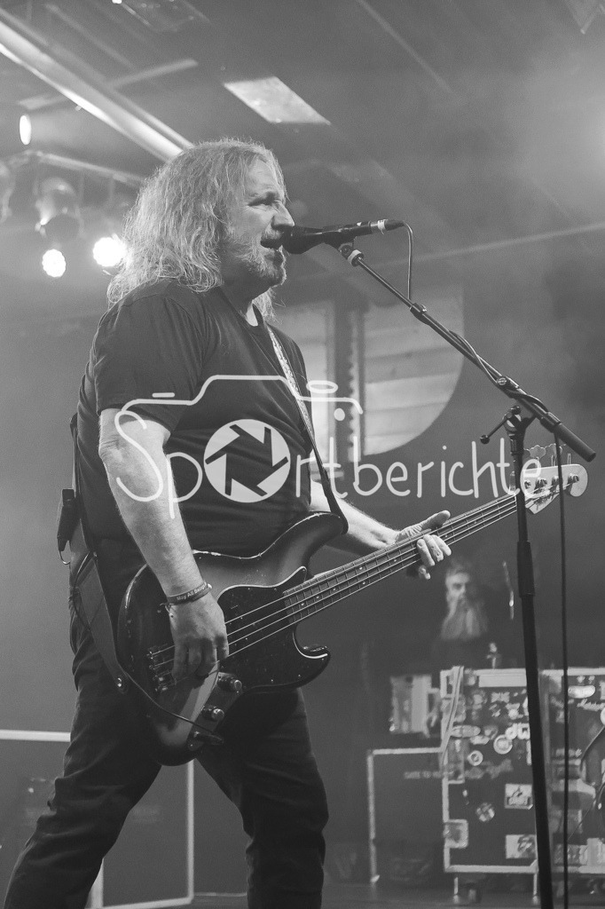 Night Of The Living Trash  | Sacred Reich Frontmann Phil Rind in Aktion beim Auftritt im Backstage Werk in Muenchen