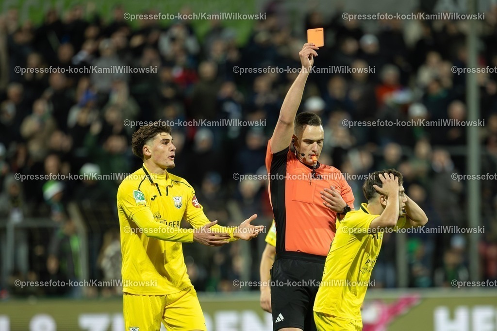 xKWI03102501214 | 03.10.2025, xkwix, Fußball, Regionalliga West, FC Gütersloh - SC Wiedenbrück, Ohlendorf Stadion im Heidewald: Rot für  Timo Kondziella (SC Wiedenbrück #18)