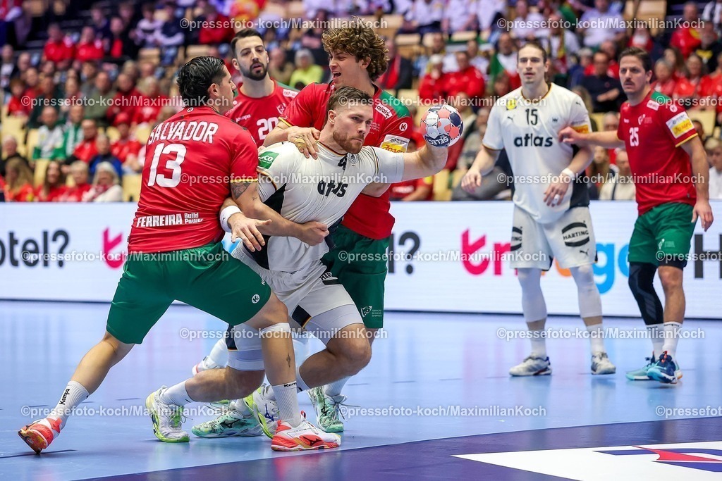 EHF22012601030 | 22.01.2026, Handball, Men's EHF EURO 2026, Deutschland - Portugal, Jyske Bank Boxen in Herning, Dänemark, Main Round:  Johannes Golla (Germany #04) im Zweikampf gegen   Rocha Nogueira (Portugal #13)   Gabriel Oliveira Cavalcanti (Portugal #95) 