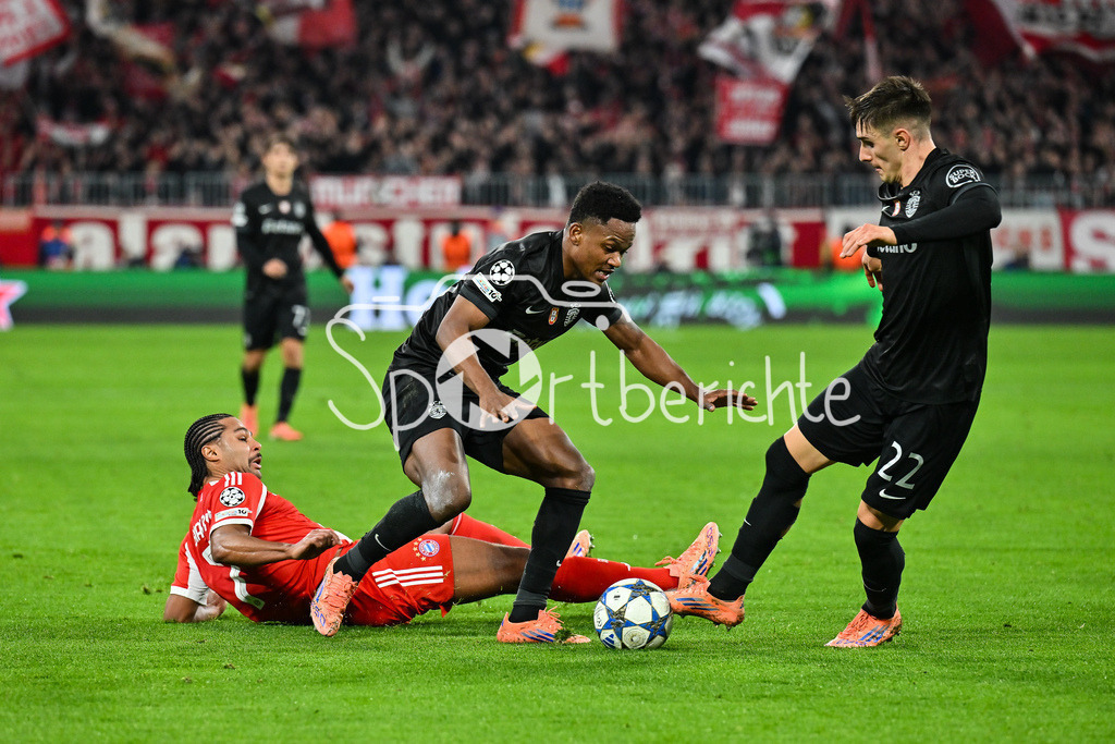 FC Bayern München - Sporting Lissabon | MUNICH, GERMANY - 09. DECEMBER: im Duell Geny CATAMO (Sporting CP 10) und Serge GNABRY (FC Bayern Munich 7) und Ivan FRESNEDA (Sporting CP 22) während dem Match zwischen dem FC Bayern München und Sporting Lissabon am 6. Spieltag der UEFA Champions League Ligaphase in der Allianz Arena