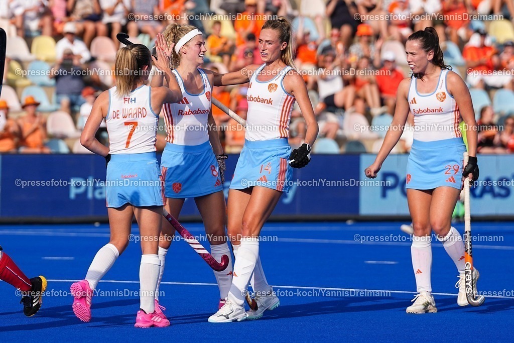 xydrx13082503005 | 13.08.2025, xydrx, Frauen EuroHockey Championship 2025, Gruppenphase, Gruppe A, Niederlande - Frankreich, Sparkassenpark Mönchengladbach: Torjubel nach dem Tor zum 5:0 für die Niederländische Feldhockey Nationalmannschaft durch Torschütze Yibbi Jansen (NED #8) zusammen mit Xan de Waard (NED #7) und Sanne Koolen (NED #14) und Fay van der Elst (NED #29)
