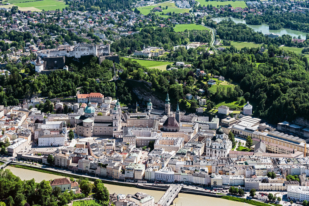 dr__0021484.jpg | SALZBURG 03.06.2019 Stadtzentrum im Innenstadtbereich am Ufer des Flußverlaufes der Salzach in Salzburg in Österreich. // City center in the downtown area on the banks of river course of Salzach in Salzburg in Austria. Foto: Daniel Reiter