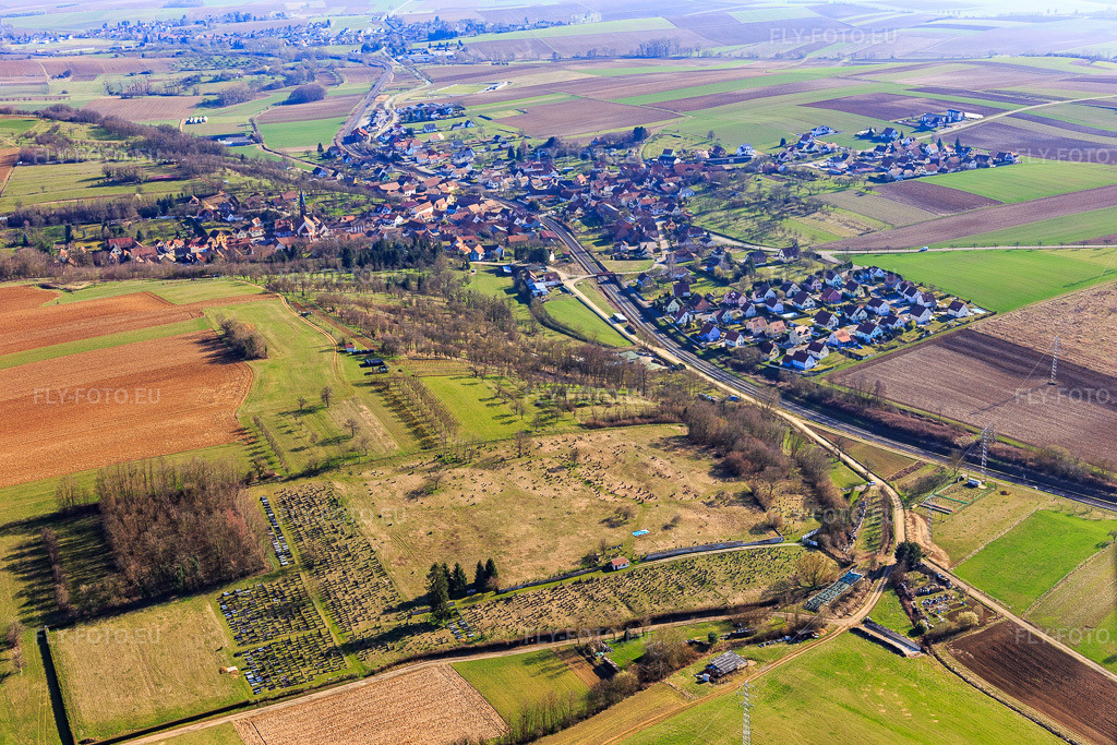 Vue aérienne: Cimetière juif à Ettendorf dans le département Bas Rhin, France – .Photo: IMG_097504.jpg prise le 16/03/2017 par Werner Riehm/FLY-FOTO.eu – Résolution de l'original: 5472 x 3648 px