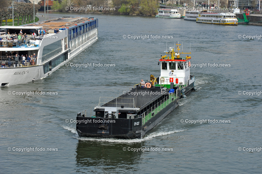Deutschland_ Bayern_ Wuerzburg_ 12.06.2024-20 | 12.06.2024, Deutschland, GER, Bayern, Wuerzburg im Bild Stadtansichten, Gebauede, Main, Bruecke, Universitaet, Bahnhof, Kaeppele, Marienberg, Festung, Spital, Museum, Sehenswuerdigkeiten, Reise, Feature, Travel, City, Kirche, Church, Dom, kreisfreie Stadt in Bayern, Bezirk Unterfranken