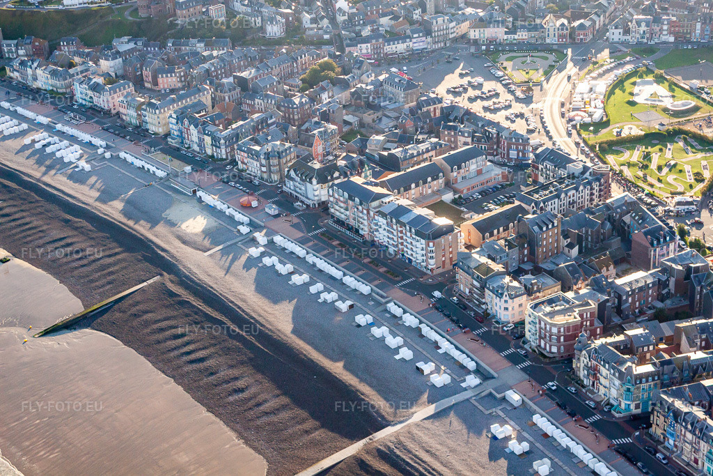 Vue aérienne: Vue de la ville à Mers-les-Bains dans le département Somme, France. Photo: IMG_70800.jpg prise le 24/08/2014 par Werner Riehm/FLY-FOTO.eu – Résolution de l'original: 4752 x 3168 px