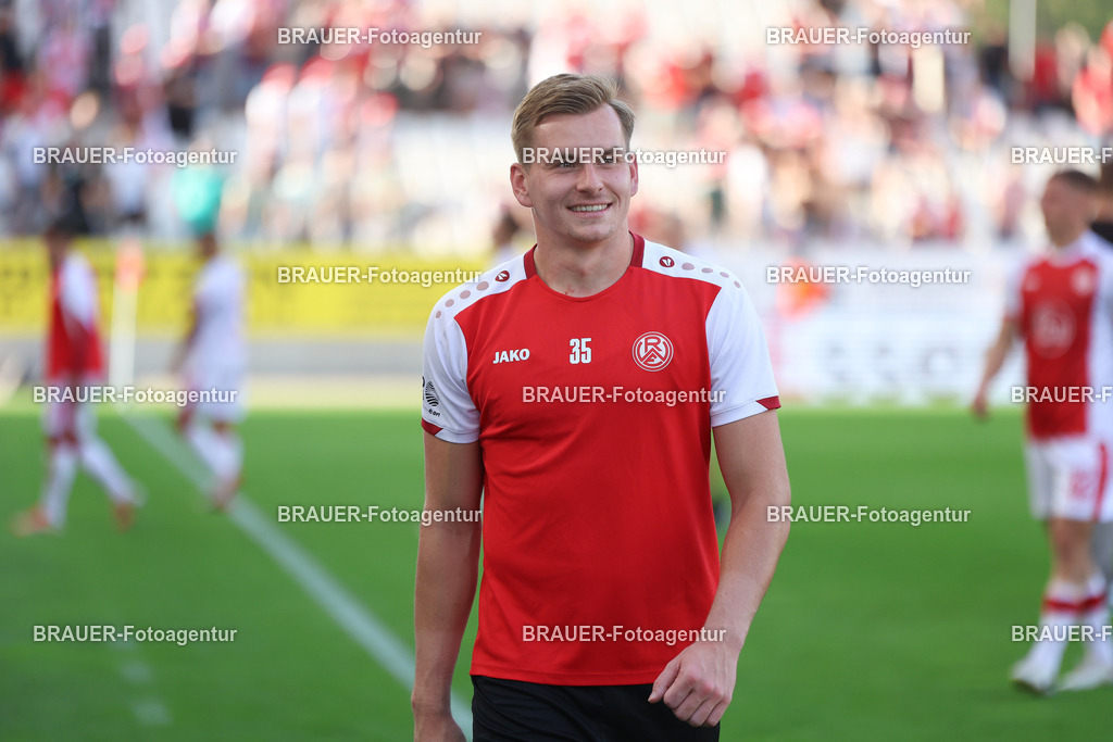 Rot-Weiss Essen - Hansa Rostock | Essen, Deutschland, 20.09.2025 Felix Wienand  (Rot-Weiss Essen) schaut während des 3.Liga Spiels zwischen  Rot-Weiss Essen und Hansa Rostock am 20.09.2025 im Stadion an der Hafenstraße in Essen. (Foto von Timo Bluhmki-Schmidt/Brauer Fotoagentur