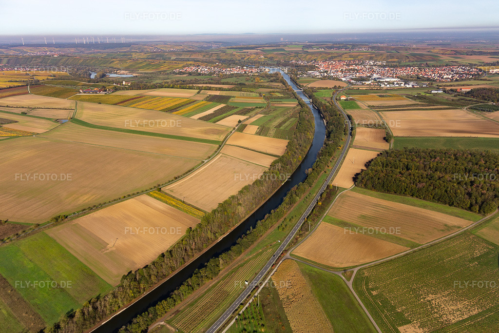 Luftbild: Mainkanal in Volkach im Bundesland Bayern in Deutschland. Foto: IMG_119602.jpg vom 26.10.2019 durch Werner Riehm/FLY-FOTO.de