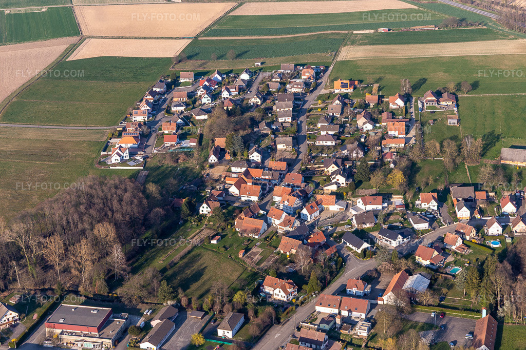 Aerial view: Rue des Fleurs in Riedseltz in the state Bas-Rhin, France. – Photo: IMG_130954.jpg taken on 03/22/2022 by Werner Riehm/FLY-FOTO.com – Resolution of the original: 5472 x 3648 px
