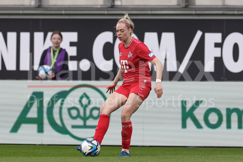 Fussball, Google Pixel Frauen-Bundesliga, VfL Wolfsburg - 1. FC Köln | v.li.: Janina Hechler (1. FC Köln, 28) am Ball, Freisteller, Einzelbild, Ganzkörper, Aktion, Action, Spielszene, DIE DFB-RICHTLINIEN UNTERSAGEN JEGLICHE NUTZUNG VON FOTOS ALS SEQUENZBILDER UND/ODER VIDEOÄHNLICHE FOTOSTRECKEN. DFB REGULATIONS PROHIBIT ANY USE OF PHOTOGRAPHS AS IMAGE SEQUENCES AND/OR QUASI-VIDEO.