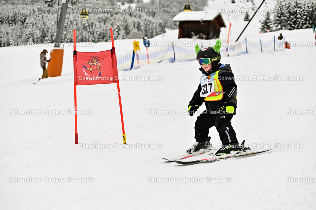 SRF_20.02.2026_0438 | Skirennfotos,Serfaus,Fiss,Ladis,Kinderskirennen,Winter,Tirol,Oberland,skirace,SFL,feelfree,weil wir's genießen,ski,Ski,skifahren,Sonnenplateau, - Realisiert mit Pictrs.com