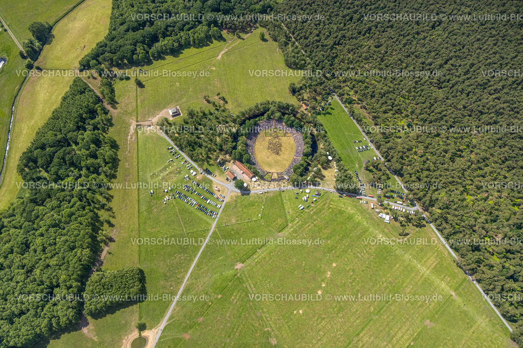 Duelmen220505163MerfelderBruchPferde | Luftbild, Wildpferdefang im Merfelder Bruch bei Dülmen, Arena der Wildpferdebahn, Herzöge von Croÿ Anwesen, Pferdeherde,  Merfeld, Dülmen, Münsterland, Nordrhein-Westfalen, Deutschland