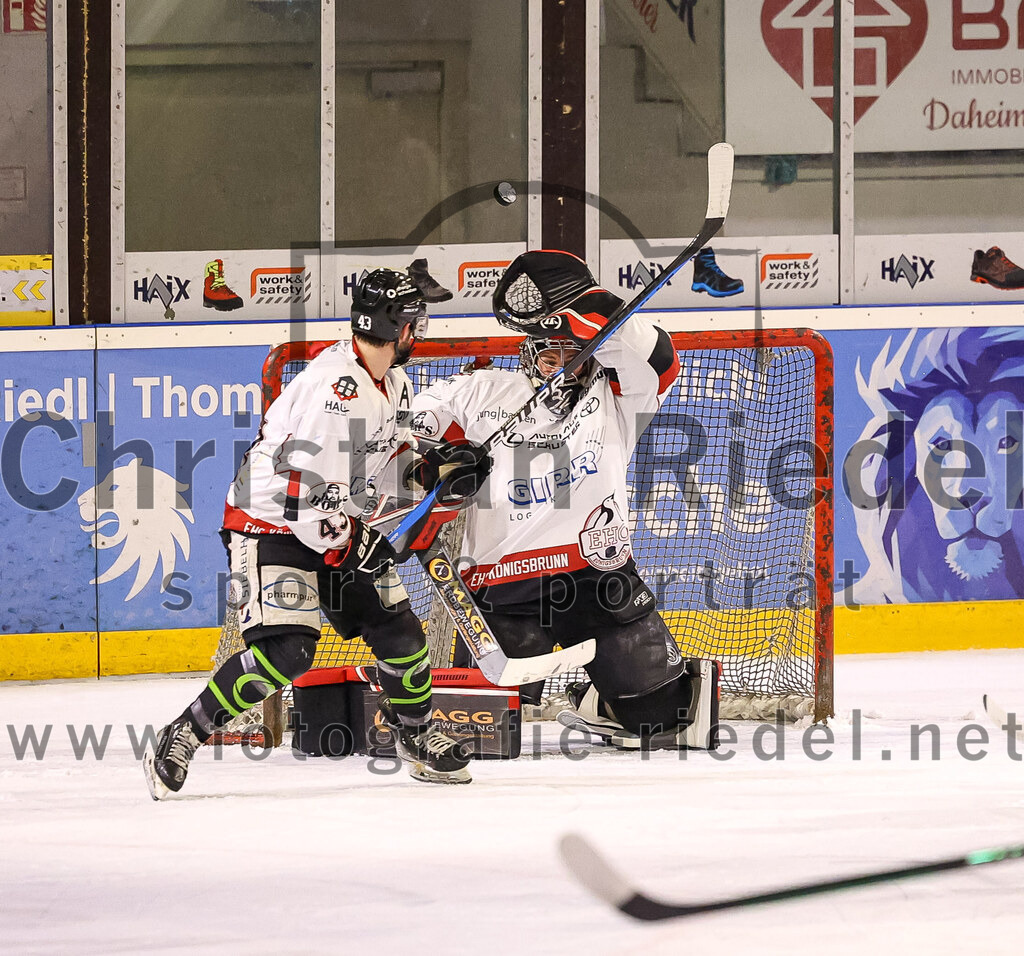 2024-03-08_035_TSV_Erding_gegen_EHC_Koenigsbrunn | Erding, Deutschland, 08.03.2024:
Eishockey, Bayernliga Playoffs 2023 / 2024, 1. Spieltag, TSV Erding gegen EHC Königsbrunn, Endergebnis: 3:0

Hayden Trupp (EHC Königsbrunn, #43), Torwart Stefan Vajs (EHC Königsbrunn, #32)

Foto: Christian Riedel / fotografie-riedel.net