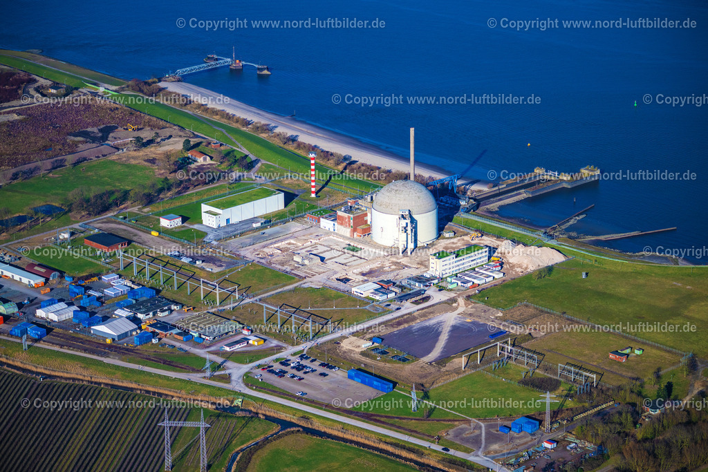 Stade_AKW_Kraftwerk_Rückbau_ELS_3633180225 | STADERSAND 18.02.2025 Gebäude der stillgelegten Reaktorblöcke und Anlagen des AKW - KKW Kernkraftwerk Stade in Stadersand im Bundesland Niedersachsen, Deutschland. Weiterführende Informationen bei: Preussen Elektra GmbH. // Building the decommissioned reactor units and systems of the NPP - NPP nuclear power plant Stade in Stadersand in the state Lower Saxony, Germany. Further information at: Preussen Elektra GmbH. Foto: Martin Elsen