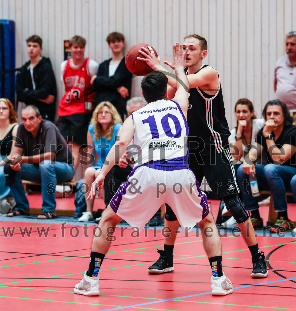 2022-05-15_069_SpVgg_Altenerding_gegen_TSV_Muenchen-Forstenried | Erding, Deutschland, 15.05.2022:
Basketball, Bezirksliga 2021 / 2022, Play-Offs, SpVgg Altenerding gegen TSV München-Forstenried, Endergebnis: 55:57

Abdul Azim Amani (SpVgg Altenerding, #10), Philipp Wißmeier (TSV München-Forstenried, #4)

Foto: Christian Riedel / fotografie-riedel.net