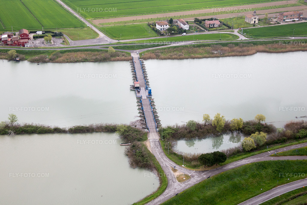 Aerial view: View of the town in Gorino in the state Veneto, Italy. – Photo: IMG_087640.jpg taken on 04/09/2016 by Werner Riehm/FLY-FOTO.com – Resolution of the original: 5472 x 3648 px