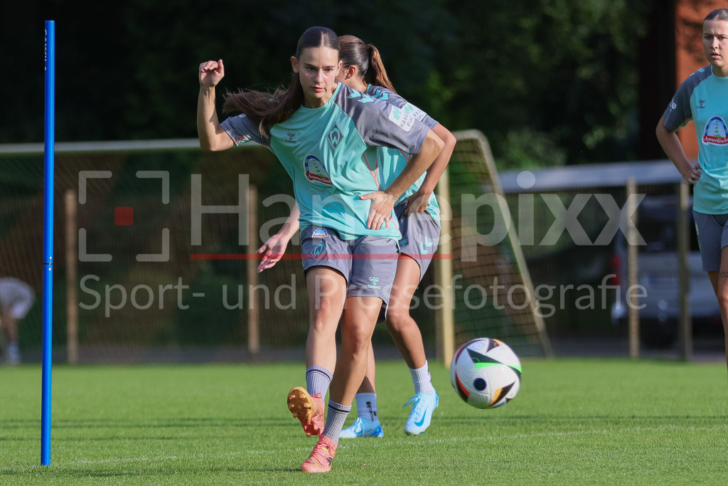 Fussball, Google Pixel Frauen-Bundesliga, Training SV Werder Bremen | v.li.: Tuana Mahmoud (SV Werder Bremen, 10) am Ball, Einzelbild, Ganzkörper, Aktion, Action, Spielszene