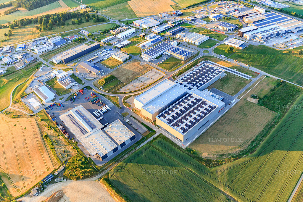 Luftbild: Industriegebiet Schwarzwaldring/Albring mit Maschinenfabrik Berthold Hermle AG, Bucher Stahlhandel GmbH, B.A.H. Personaldienste GmbH, weisenburger bau GmbH acp systems AG und ACI Systems GmbH und Müller Hydraulik GmbH in Zimmern ob Rottweil im Bundesland Baden-Württemberg in Deutschland.Foto: IMG_148762.jpg vom 27.06.2025 durch Werner Riehm/FLY-FOTO.deFräsmaschinenhersteller & Technologieführer aus Gosheimacp systems AG - technology leader in advanced clean productionACI systemsAnlieferung_Ohne_KreisB.A.H.Personaldienste GmbHweisenburger | Experten für Bau- und ImmobilienprojekteHochdruckanlage, KSS Filtration & Spänemanagement | Müller Hydraulik GmbH