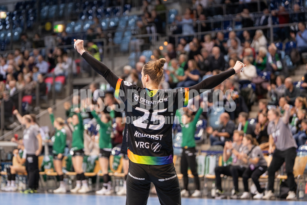 Handball I Frauen I Saison 2025-2026 I 1. HBF I 17. Spieltag I VFL Oldenburg - Thüringer HC I 0383 | Madita Kohorst (25, VfL Oldenburg) - Realisiert mit Pictrs.com