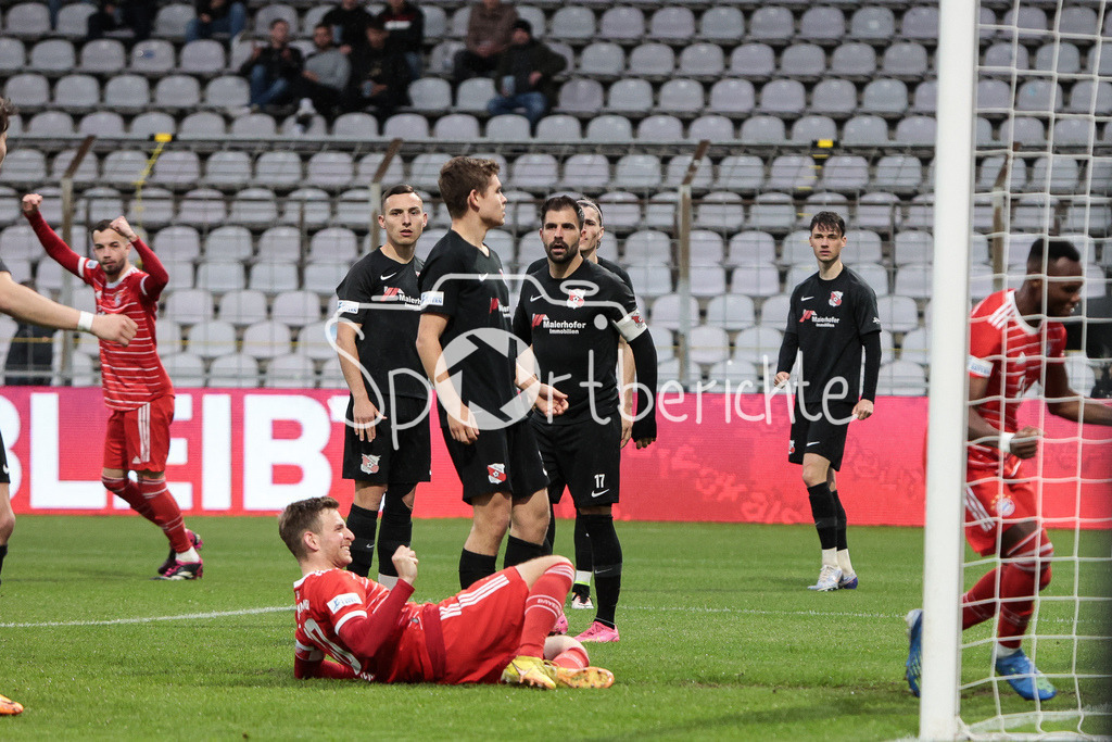 FC Bayern Amateure - SpVgg Hankofen-Hailing | Timo Kern (FCB #10) erzielt in dieser Szene das Tor zum 4-1 / Treffer / Jubel / Torjubel