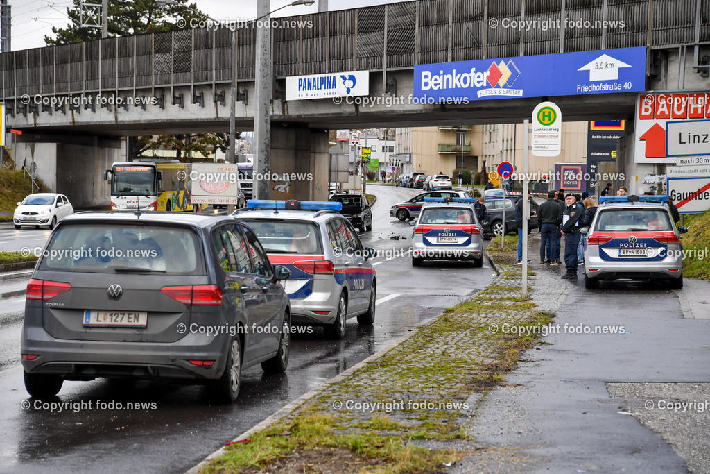 Polizeieinsatz Mordversuch_ Polizei_ Leonding_ 09.01.2023-13 | 09.01.2023, Polizeieinsatz Leonding, AUT, im Bild, Polizeieinsatz Mordversuch, Polizei, Fahndung, TatortSpurensicherung, Unfallfahrzeug des Taeters