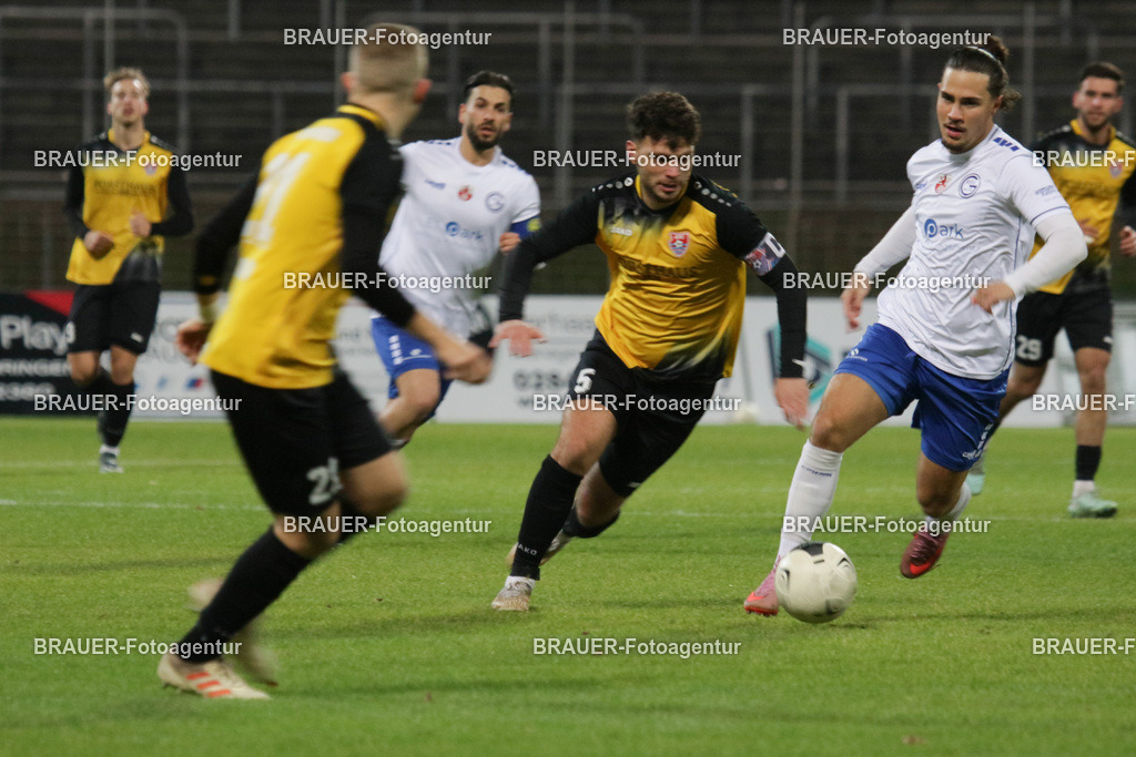 KFC Uerdingen - Ratingen 04/19 | Krefeld, Deutschland, 02.12.25: Ole Päffgen im Kmapf um den Ball während des Oberliga Niederrhein Spiels zwiachen KFC Uerdingen - Ratingen 04/19 im Krefelder Grotenburg Stadion am 02. Dezember 2025 in Krefeld (Foto von Ralph Görtz / Brauer-Fotoagentur)