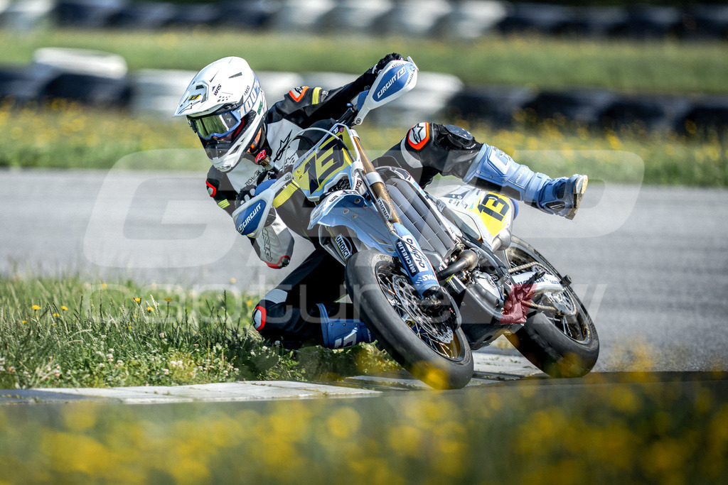G-Cup + Supermoto Staatsmeisterschaft + Hungarian Supermoto Championship | GRIPcapture steht für authentische Sportfotografie in Österreich – für Momente, die mehr sind als Geschwindigkeit oder Ergebnis. Es geht um Emotion, Spannung, Fokus und den Augenblick, der oft nur einen Wimpernschlag dauert.Ob Motorsport, Teamsport oder 