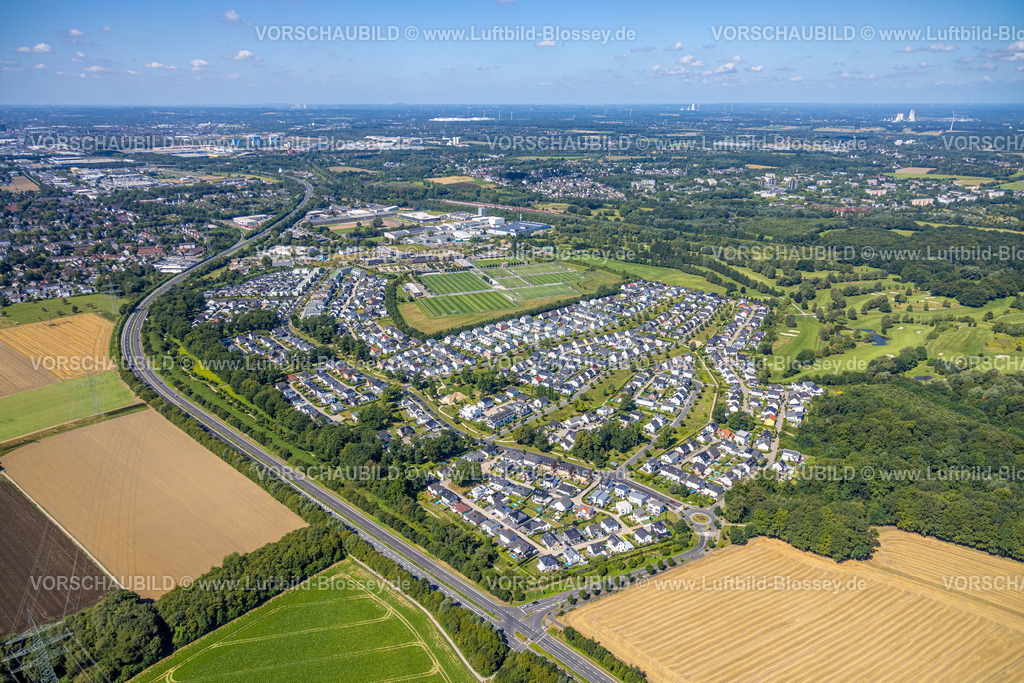 Dortmund240800366 | Luftbild, BVB 09 Borussia Dortmund Trainingszentrum an der Adi-Preißler-Allee, Fußballfelder, Wohnanlage Brackeler Feld Hohenbuschei, hinten der Golfplatz des Royal Saint Barbara's Dortmund Golf Club e.V., Brackel, Dortmund, Ruhrgebiet, Nordrhein-Westfalen, Deutschland