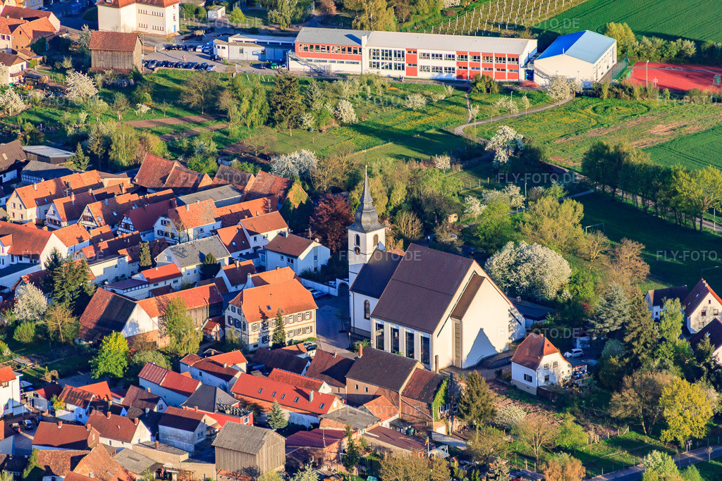 Luftbild: Kirche St. Josef in Offenbach / Queich in Offenbach an der Queich im Bundesland Rheinland-Pfalz in Deutschland. Foto: IMG_56786.jpg vom 25.04.2013 durch Werner Riehm/FLY-FOTO.de