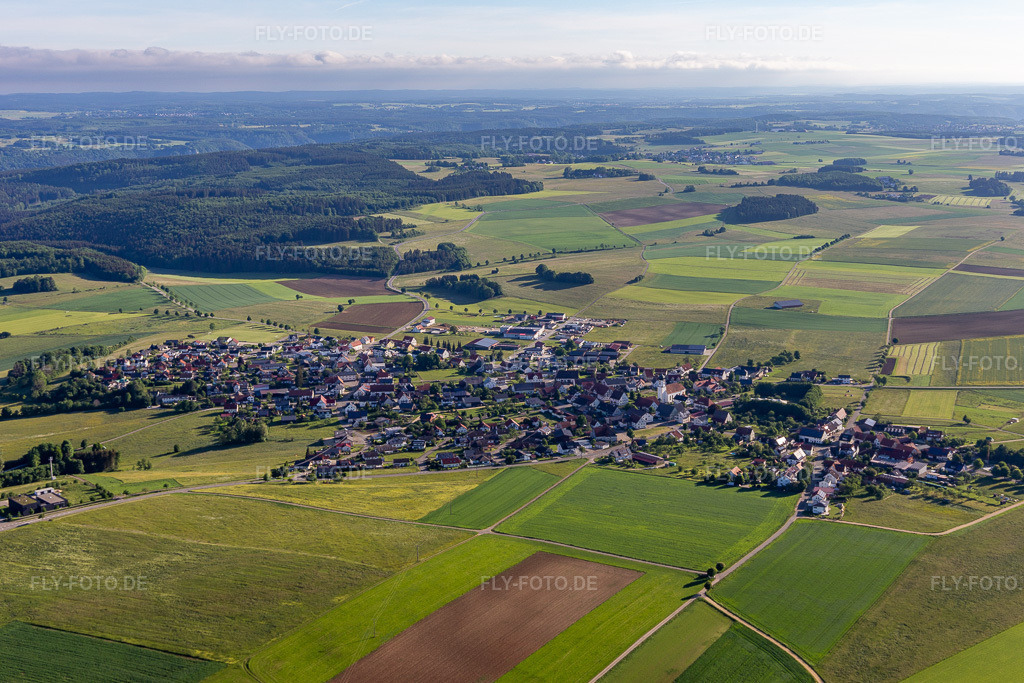 Luftbild:  in Buchheim im Bundesland Baden-Württemberg in Deutschland. – Foto: IMG_132175.jpg vom 27.05.2022 durch Werner Riehm/FLY-FOTO.de – Auflösung des Originals: 5395 x 3596 px – Logo der Hirsch & Wölfl GmbH