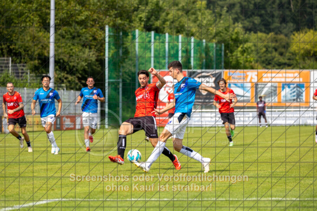 20250816_152346_0666 | #,1.Göppinger SV (rot) vs. FSV 08 Bietigheim-Bissingen (blau), Fußball, Oberliga BW, wfv, 03. Spieltag, Saison 2025/2026, Rasensportplatz Stadion SV Göppingen, Hohenstaufenstr. 116, 73033 Göppingen, 16.08.2025 - 14:00 Uhr,Foto: PhotoPeet-Sportfotografie/Peter Harich
