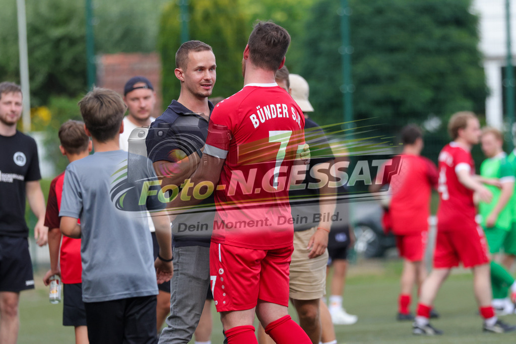 Bünder SV - TV Elverdissen | Auf dem Bild zu sehen: rot Bünder SV: Fabian Schnelle ; Sportlicher Leiter Bünder SV: Philipp WillmannBünder SV, TV Elverdissen, Saison 26/27, Kreisliga A, Bünde, Deutschland - Realisiert mit Pictrs.com